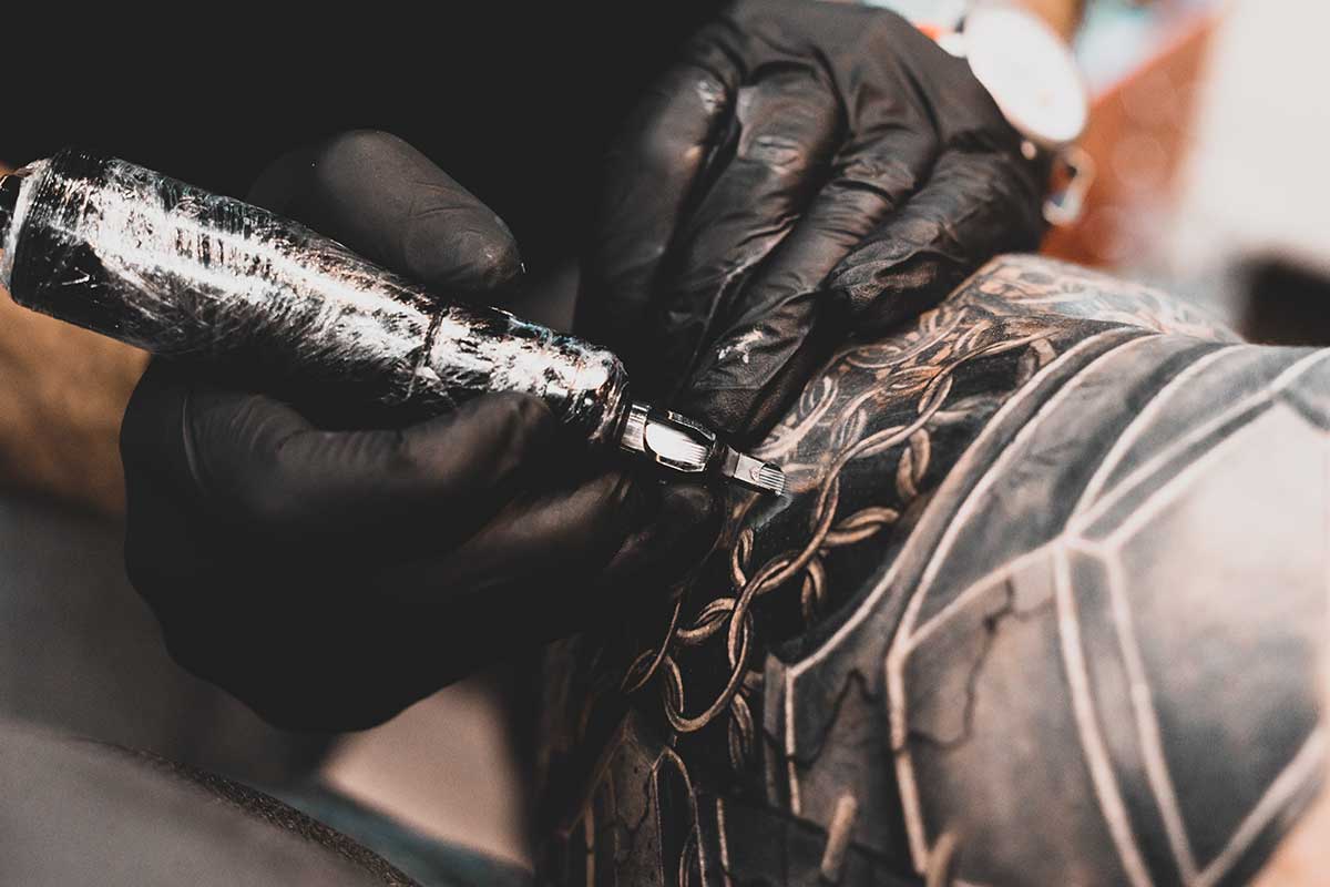 artist-tattooing